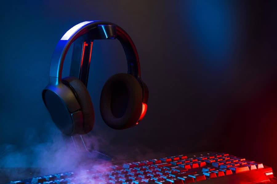 Picture of a Gaming headphone and a keyboard.