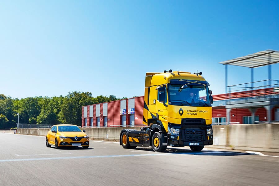 A wallpaper of the game, featuring Renault trucks.